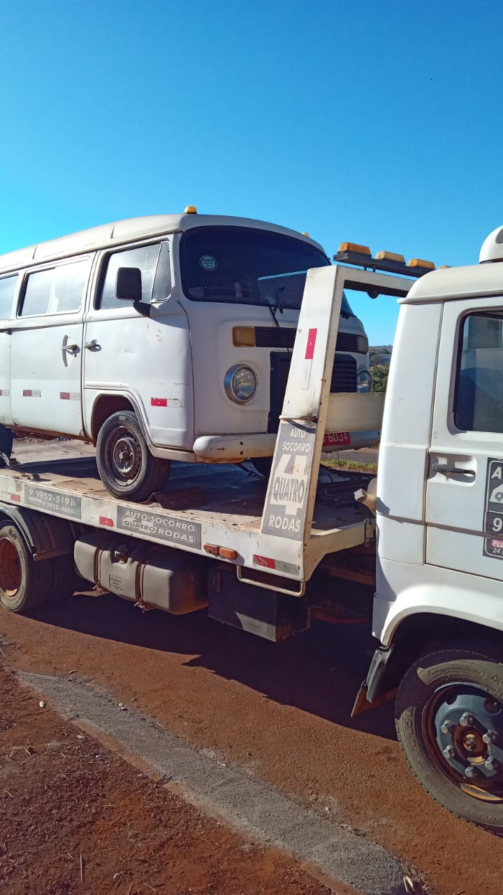 Serviço de guincho realizando reboque em Coromandel